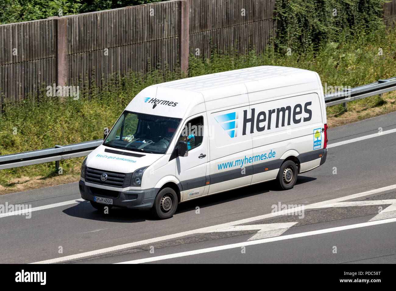 Hermes Versand van auf der Autobahn. Hermes ist der grösste Deutsche Post - unabhängige Anbieter von Lieferungen an private Kunden. Stockfoto