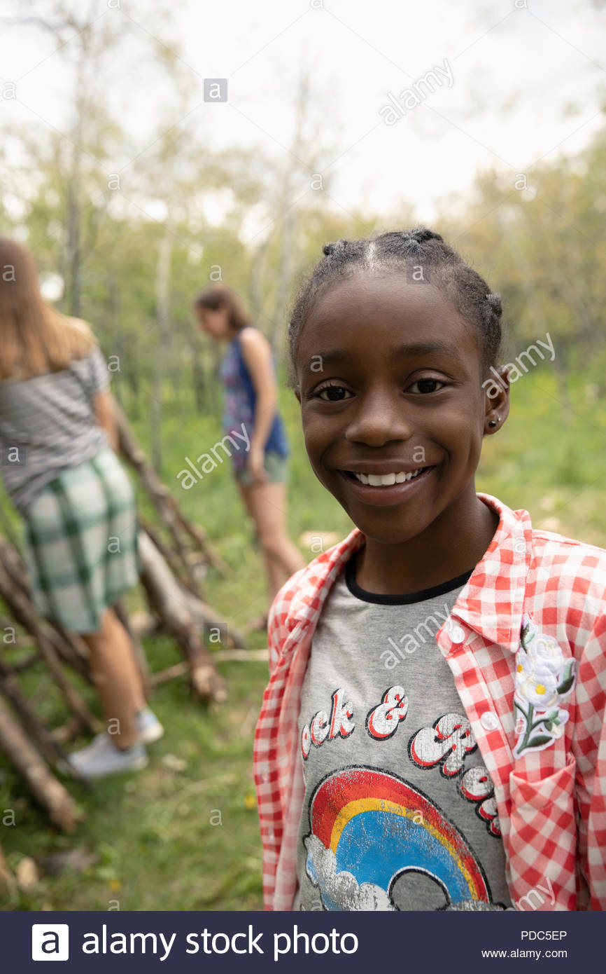 Porträt Lächeln tween Mädchen spielen im Wald Stockfoto