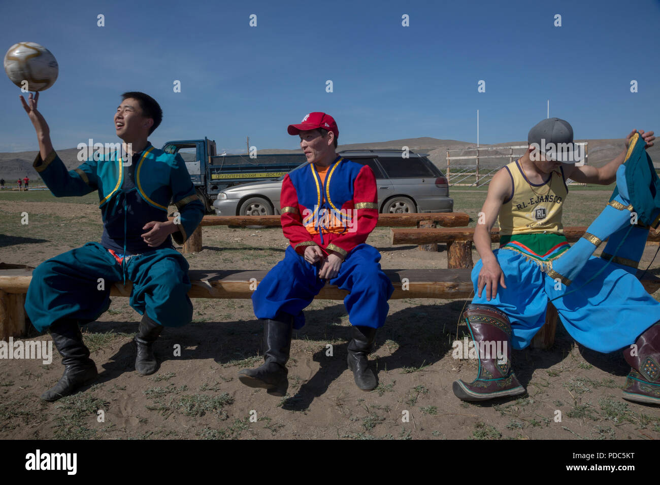 Buryat Männer spielen Fußball in der Nähe von heiligen Berg Erd und befindet sich 2 km vom Baikalsee, Irkutsk oblast, Russland Stockfoto