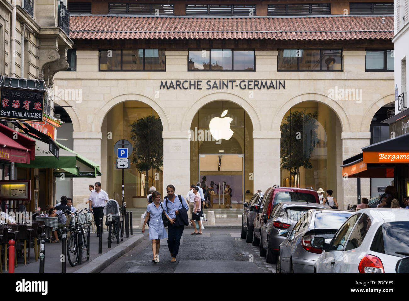 Saint Germain des Pres Paris - Apple Store in Marche Saint Germain im 6. arrondissement von Paris, Frankreich, Europa. Stockfoto