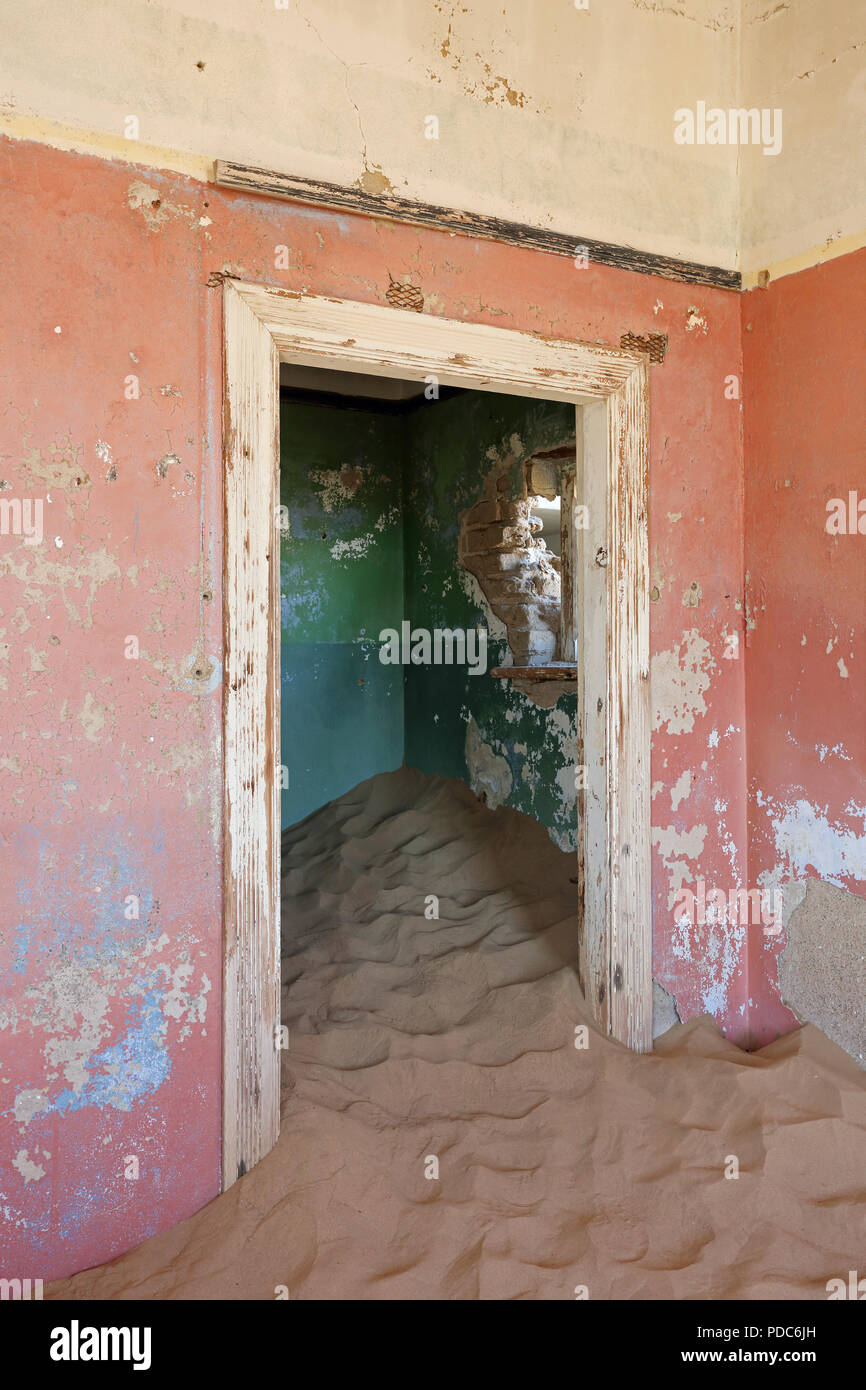 Sand verbraucht ein Gebäude bei Kolmanskuppe, einem ehemaligen Diamond mining Town in die Namib Wüste in den 1950er Jahren aufgegeben. Stockfoto