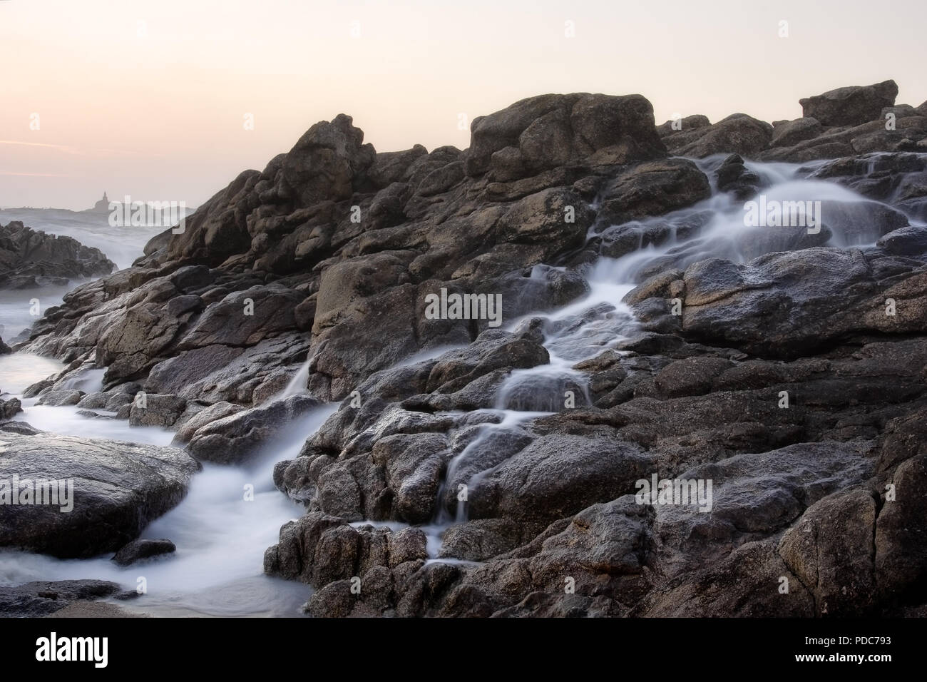 Felsigen Strand in der Dämmerung, im Norden von Portugal. Lange Belichtung. Stockfoto