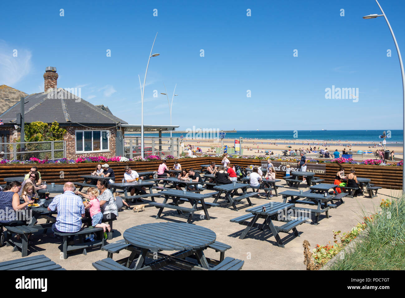 Promenade Terrasse am Sand Dancer Pub, Sandhaven Beach, South Shields, Tyne und Wear, England, Vereinigtes Königreich Stockfoto