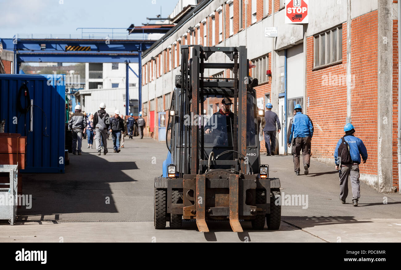 Flensburg, Deutschland. 03 Mai, 2018. Arbeitnehmer der FSG-Werft (Flensburger Schiffbau-Gesellschaft mbH & Co.KG) zu Fuß über die Werft. Quelle: Markus Scholz/dpa/Alamy leben Nachrichten Stockfoto