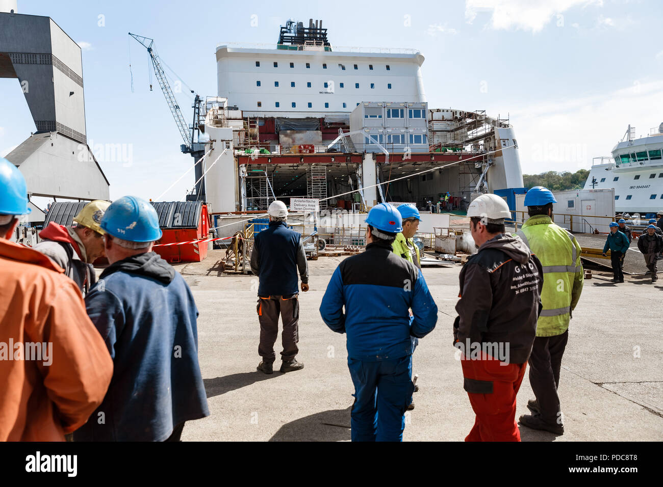 Flensburg, Deutschland. 03 Mai, 2018. Arbeitnehmer der FSG-Werft (Flensburger Schiffbau-Gesellschaft mbH & Co.KG) stehen auf der Werft. Quelle: Markus Scholz/dpa/Alamy leben Nachrichten Stockfoto