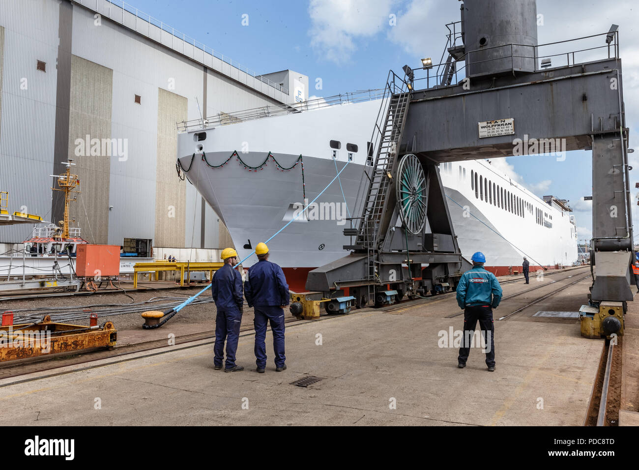 Flensburg, Deutschland. 03 Mai, 2018. Arbeitnehmer der FSG-Werft (Flensburger Schiffbau-Gesellschaft mbH & Co.KG) stehen auf der Werft. Quelle: Markus Scholz/dpa/Alamy leben Nachrichten Stockfoto