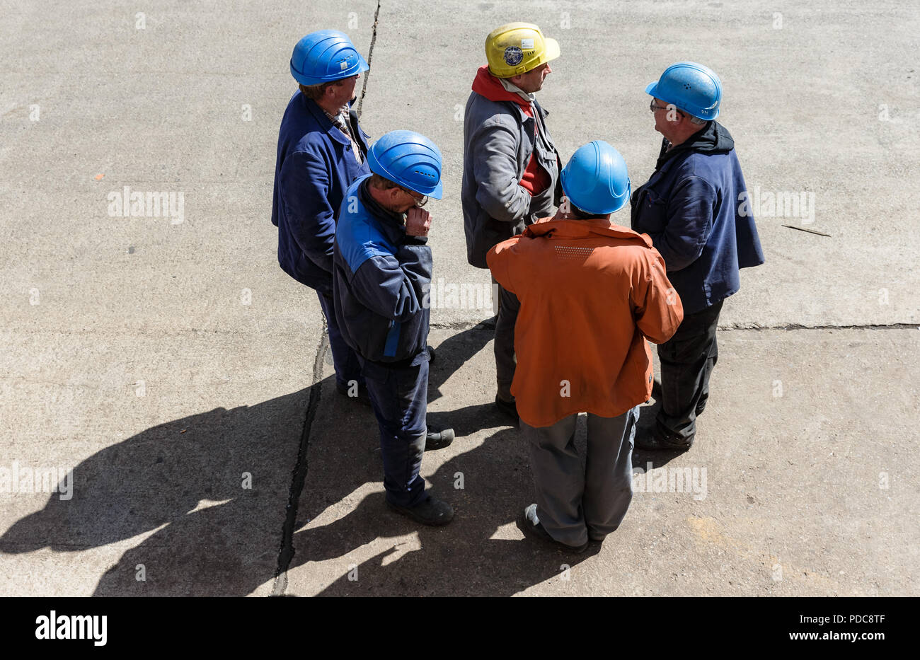 Flensburg, Deutschland. 03 Mai, 2018. Arbeitnehmer der FSG-Werft (Flensburger Schiffbau-Gesellschaft mbH & Co.KG) stehen auf der Werft. Quelle: Markus Scholz/dpa/Alamy leben Nachrichten Stockfoto