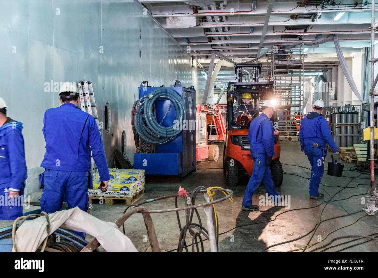 Flensburg, Deutschland. 03 Mai, 2018. Ein Arbeitnehmer arbeitet in einer neuen Fähre Werft der FSG-Werft (Flensburger Schiffbau-Gesellschaft mbH & Co.KG). Quelle: Markus Scholz/dpa/Alamy leben Nachrichten Stockfoto