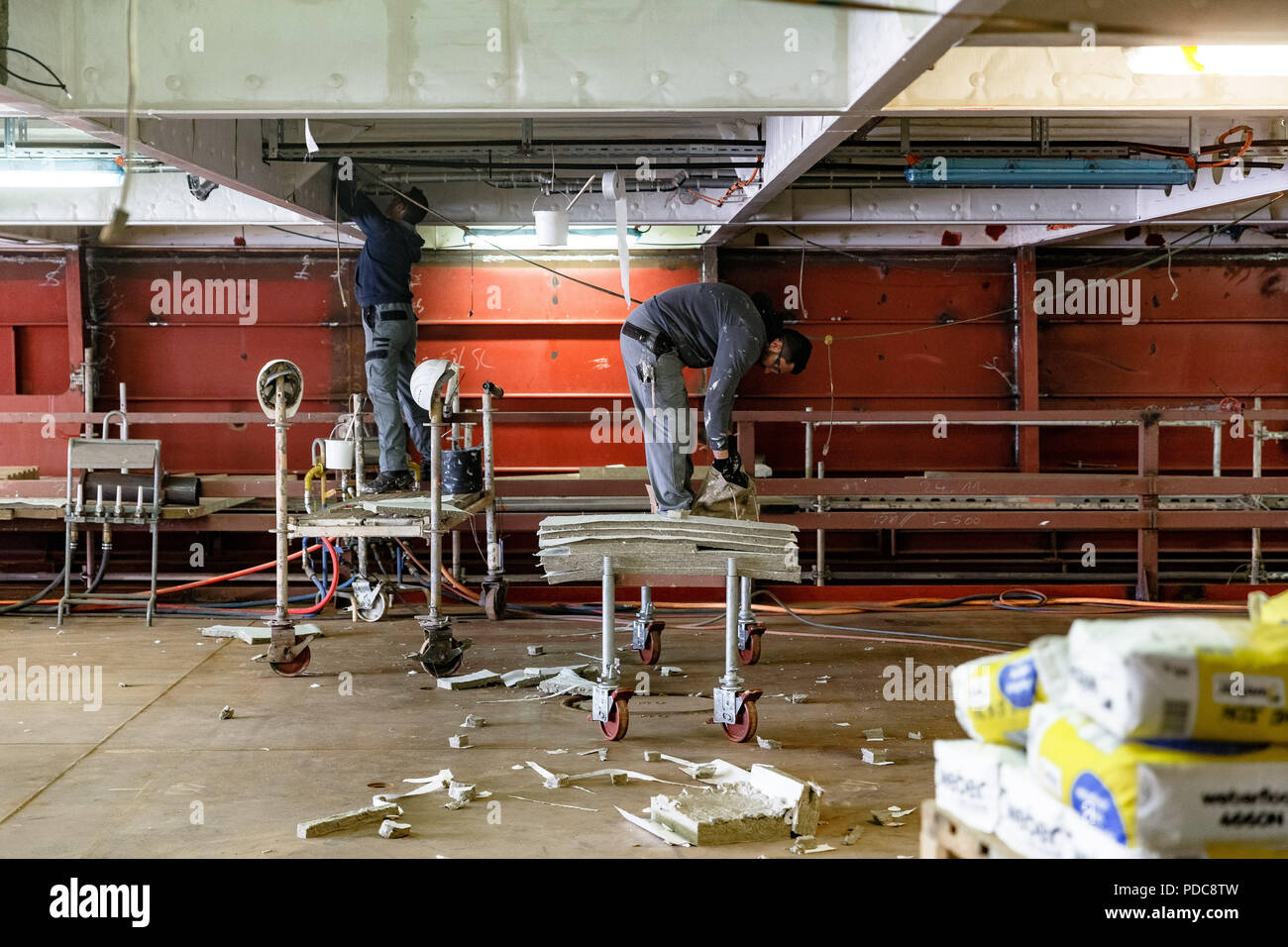 Flensburg, Deutschland. 03 Mai, 2018. Arbeitnehmer arbeiten in einer neuen Fähre Werft der FSG-Werft (Flensburger Schiffbau-Gesellschaft mbH & Co.KG). Quelle: Markus Scholz/dpa/Alamy leben Nachrichten Stockfoto