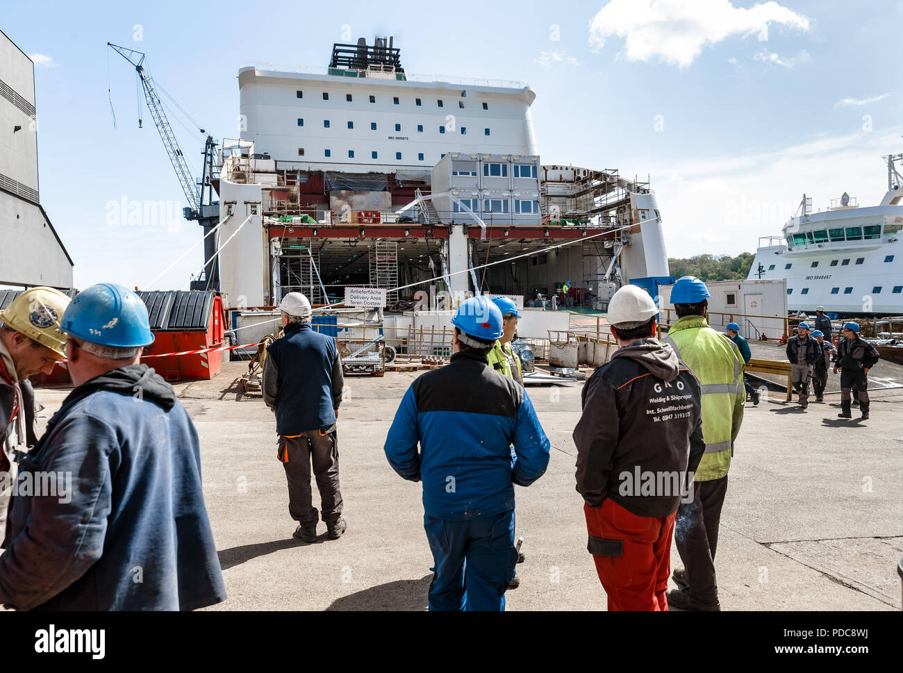 Flensburg, Deutschland. 03 Mai, 2018. Arbeitnehmer der FSG-Werft (Flensburger Schiffbau-Gesellschaft mbH & Co.KG) stehen auf der Werft. Quelle: Markus Scholz/dpa/Alamy leben Nachrichten Stockfoto
