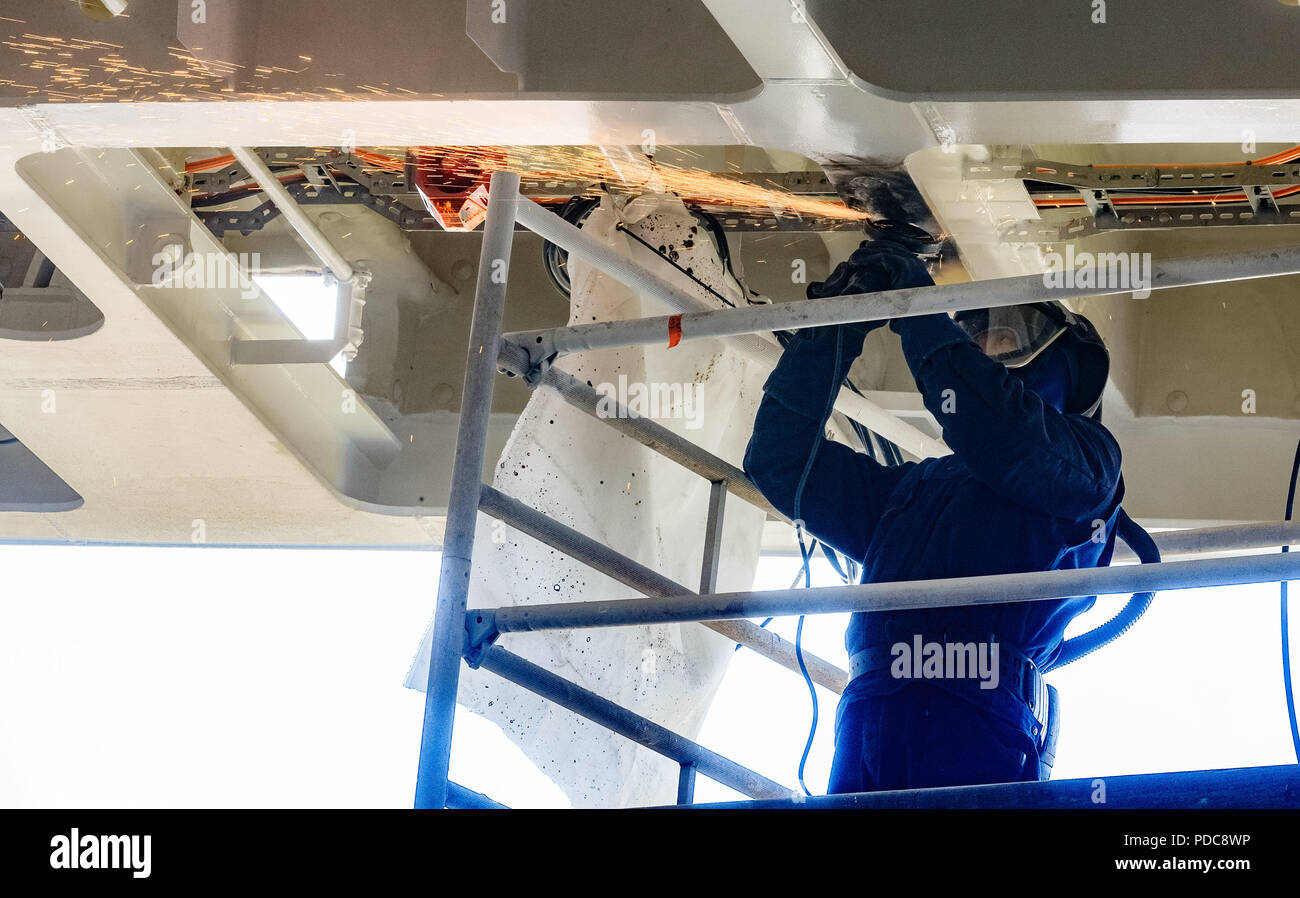 Flensburg, Deutschland. 03 Mai, 2018. Ein Arbeitnehmer arbeitet in einer neuen Fähre Werft der FSG-Werft (Flensburger Schiffbau-Gesellschaft mbH & Co.KG). Quelle: Markus Scholz/dpa/Alamy leben Nachrichten Stockfoto