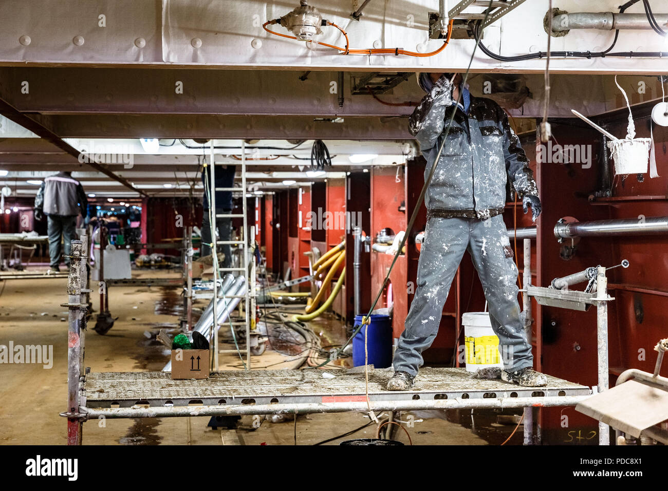 Flensburg, Deutschland. 03 Mai, 2018. Arbeitnehmer arbeiten in einer neuen Fähre Werft der FSG-Werft (Flensburger Schiffbau-Gesellschaft mbH & Co.KG). Quelle: Markus Scholz/dpa/Alamy leben Nachrichten Stockfoto