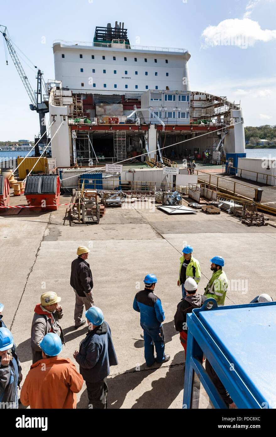 Flensburg, Deutschland. 03 Mai, 2018. Arbeitnehmer der FSG-Werft (Flensburger Schiffbau-Gesellschaft mbH & Co.KG) stehen auf der Werft. Quelle: Markus Scholz/dpa/Alamy leben Nachrichten Stockfoto