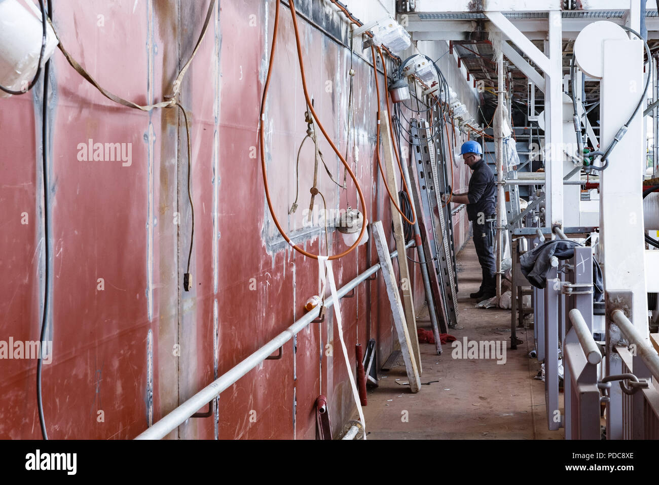 Flensburg, Deutschland. 03 Mai, 2018. Ein Arbeitnehmer arbeitet in einer neuen Fähre Werft der FSG-Werft (Flensburger Schiffbau-Gesellschaft mbH & Co.KG). Quelle: Markus Scholz/dpa/Alamy leben Nachrichten Stockfoto