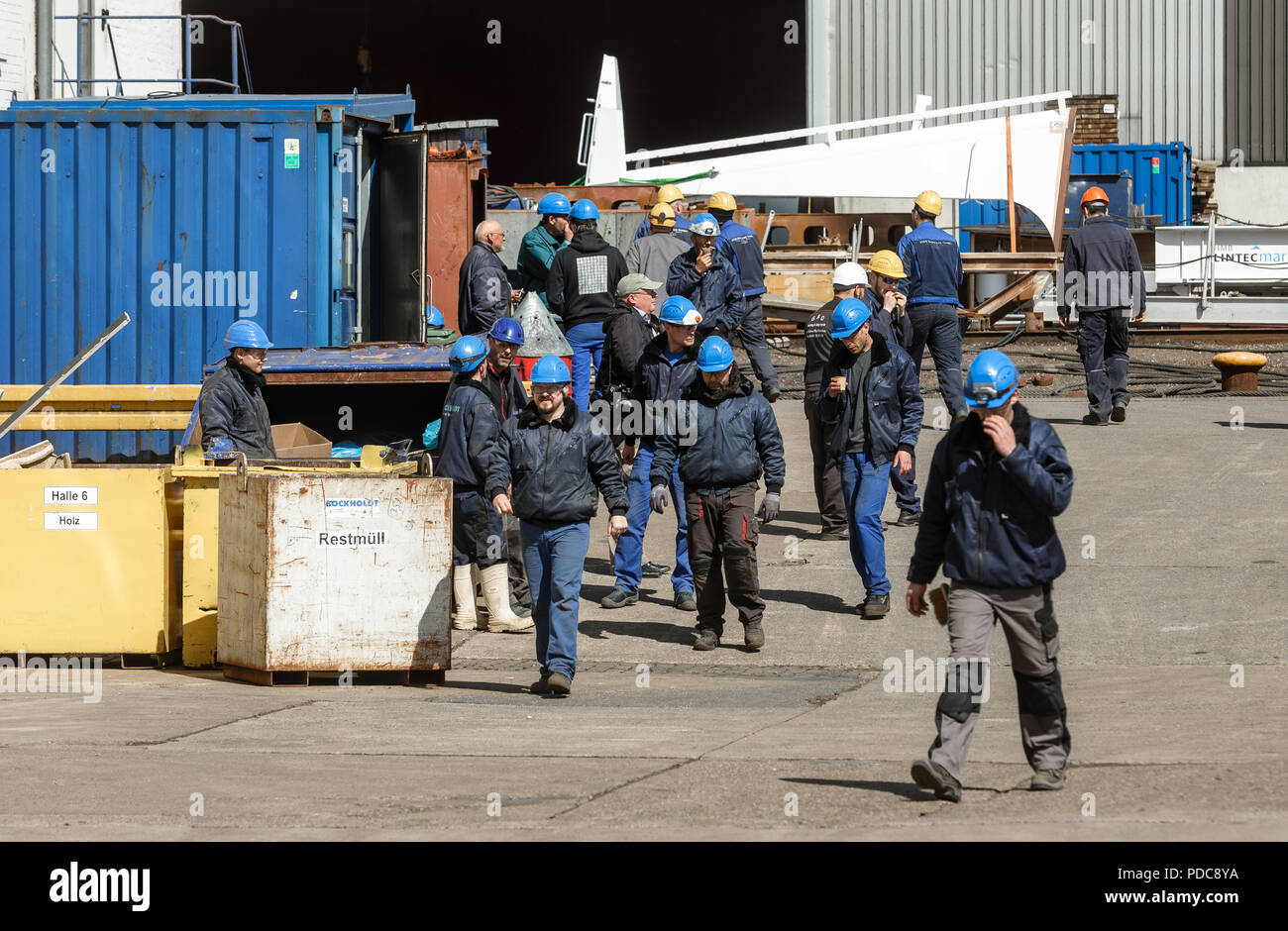 Flensburg, Deutschland. 03 Mai, 2018. Arbeitnehmer der FSG-Werft (Flensburger Schiffbau-Gesellschaft mbH & Co.KG) zu Fuß über die Werft. Quelle: Markus Scholz/dpa/Alamy leben Nachrichten Stockfoto