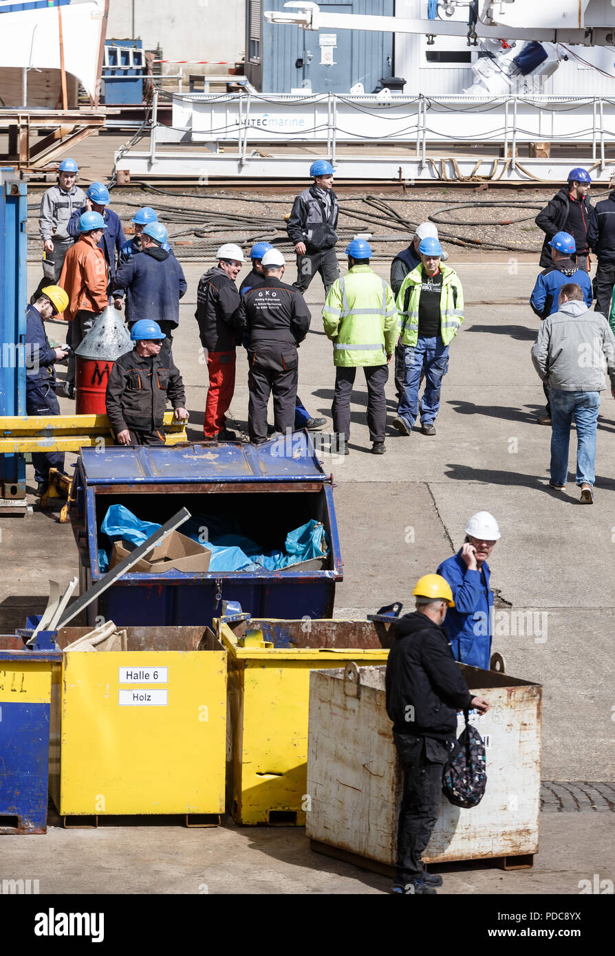 Flensburg, Deutschland. 03 Mai, 2018. Arbeitnehmer der FSG-Werft (Flensburger Schiffbau-Gesellschaft mbH & Co.KG) stehen auf der Werft. Quelle: Markus Scholz/dpa/Alamy leben Nachrichten Stockfoto