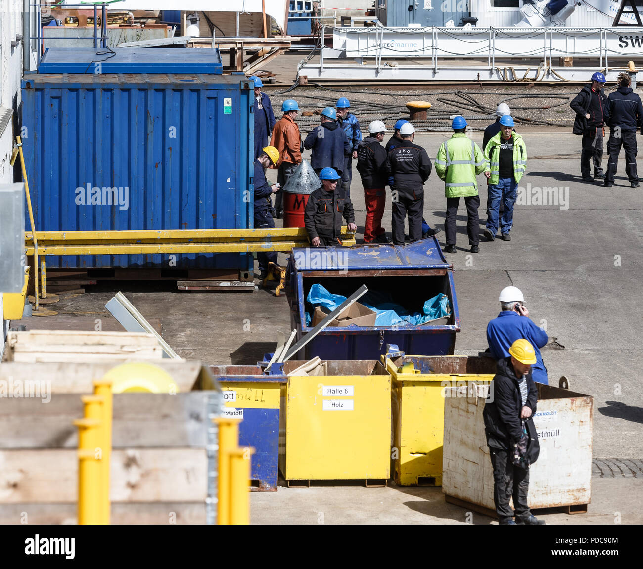 Flensburg, Deutschland. 03 Mai, 2018. Arbeitnehmer der FSG-Werft (Flensburger Schiffbau-Gesellschaft mbH & Co.KG) stehen auf der Werft. Quelle: Markus Scholz/dpa/Alamy leben Nachrichten Stockfoto