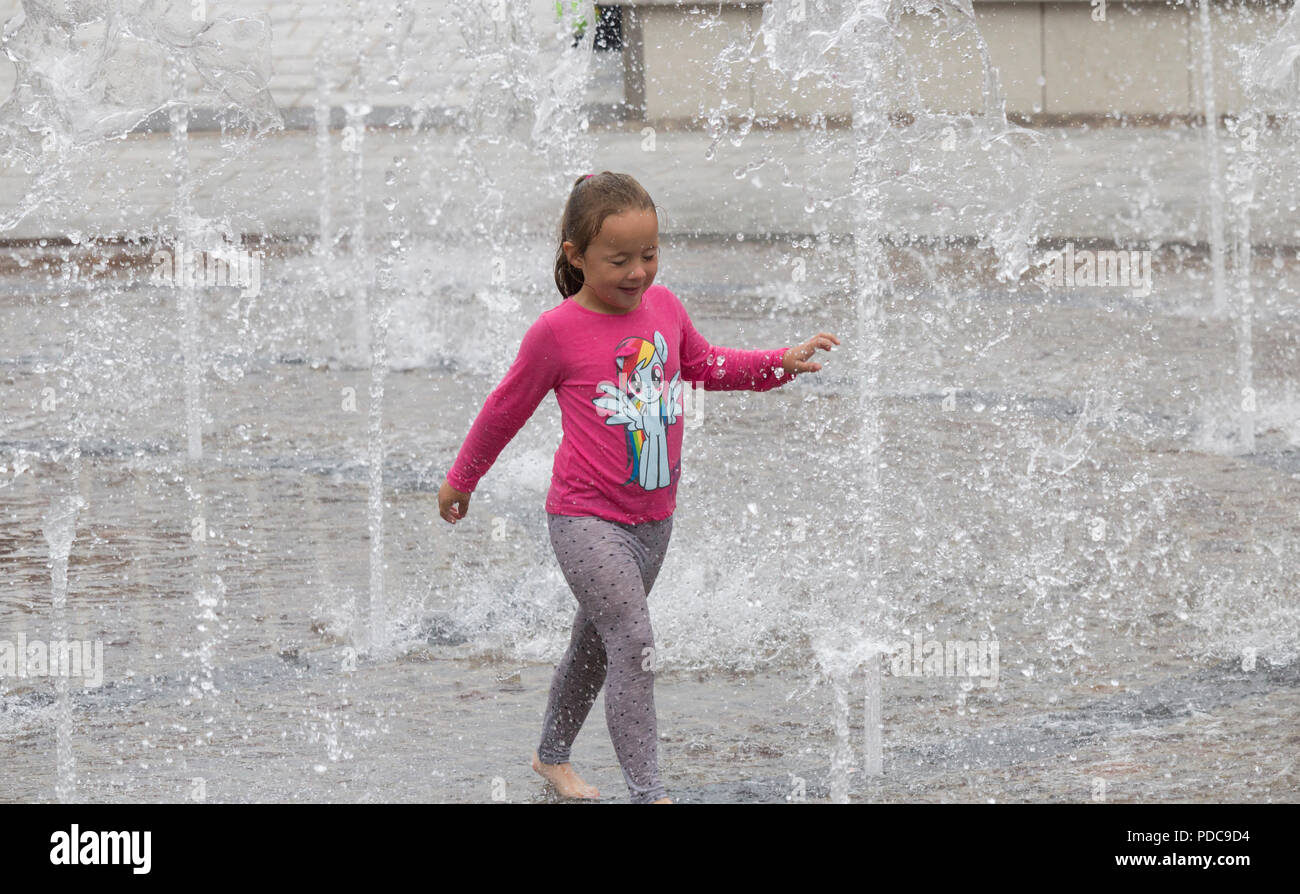 Stockton on Tees, North East England. Vereinigtes Königreich. 8. August 2018. UK Wetter: undetered durch die bedeckt und kühleres Wetter, Kinder spielen in der High Street Brunnen in Stockton on Tees, North East England. Starker Regen, die durch Landwirte und Gärtner begrüßt werden, wird für viele Teile des UK am Wochenende Kredit Prognose: ALAN DAWSON/Alamy leben Nachrichten Stockfoto