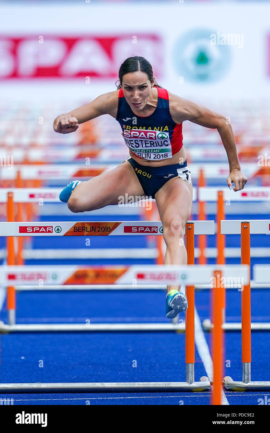 Berlin, Deutschland. August 8, 2018: Laura Valette von Frankreich und Anamaria Nesteriuc von Rumänien in 100 Meter Hürden für Frauen im Olympiastadion in Berlin bei der Leichtathletik-WM auf. Ulrik Pedersen/CSM Credit: Cal Sport Media/Alamy leben Nachrichten Stockfoto