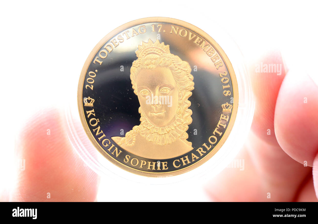 08. August 2018, Mirow, Deutschland: Einen der limitierten Gedenkmünzen sind dargestellt von Michael Knippschild von Euromint (Bochum), am 200. Jahrestag des Todes der Königin Sophie Charlotte (1744-1818), nachdem sie bei einem Empfang in der "3-Königinnen-Palais' im Haus des Cavalier vorgestellt wurden. Der Monarch kam von Mecklenburg-Strelitz und fuhren in Großbritannien und Irland für 57 Jahre. Sie gehört zu den Gründern der heutigen englischen königlichen Familie gezählt. Foto: Bernd Wüstneck/dpa Stockfoto