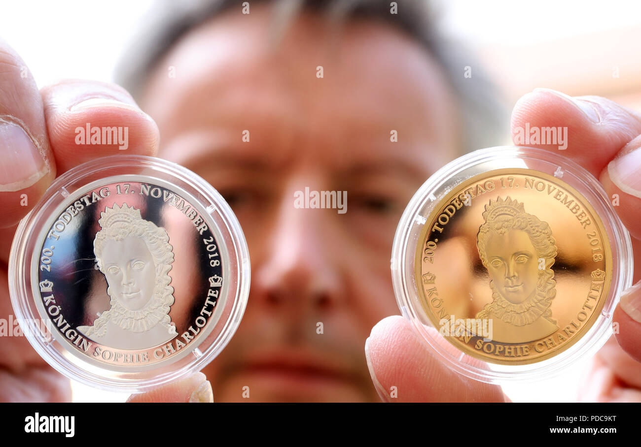 08. August 2018, Mirow, Deutschland: Die streng limitierten Gedenkmünzen in Gold und Silber am 200. Jahrestag des Todes der Königin Sophie Charlotte (1744-1818) dargestellt von Michael Knippschild von Euromint (Bochum), nachdem sie bei einem Empfang in der "3-Königinnen-Palais' im Haus des Cavalier vorgestellt wurden. Der Monarch kam von Mecklenburg-Strelitz und fuhren in Großbritannien und Irland für 57 Jahre. Sie gehört zu den Gründern der heutigen englischen königlichen Familie gezählt. Foto: Bernd Wüstneck/dpa Stockfoto