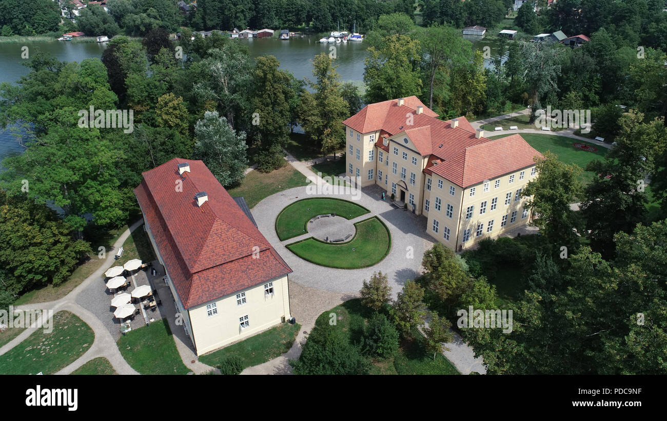 08. August 2018, Mirow, Deutschland: Das Schloss Ensemble in Mirow mit der Kavliershaus (l) und das Schloss. Die streng limitierten Gedenkmünzen in Gold und Silber wurden der englischen Königin Sophie Charlotte (1744-1818) auf der 200. Jahrestag ihres Todes dargestellt bei einem Empfang in der '3 Königin Palais' im Kavaliershaus. Der Monarch kam von Mecklenburg-Strelitz und fuhren in Großbritannien und Irland für 57 Jahre. Sie gehört zu den Gründern der heutigen englischen königlichen Familie gezählt. (Luftbild mit einer Drone) Foto: Bernd Wüstneck/dpa Stockfoto