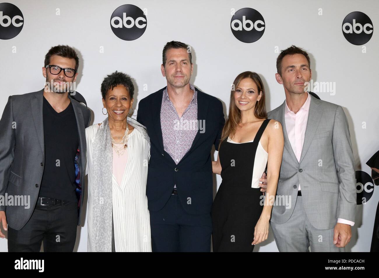 Beverly Hills, CA. 7 Aug, 2018. Josh Swichar, Vernee Watson, Frank Valentini, Tamara Braun, James Patrick Stuart in der Ankunftshalle für Disney ABC-Hosts TCA Summer Press Tour - Teil 2, The Beverly Hilton, Beverly Hills, CA August 7, 2018. Credit: Priscilla Grant/Everett Collection/Alamy leben Nachrichten Stockfoto