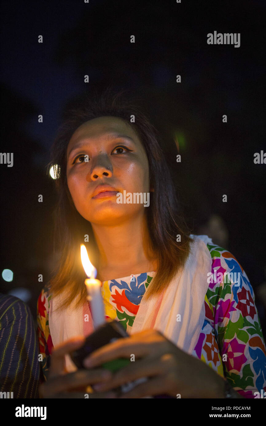 Dhaka, Bangladesch. 8 Aug, 2018. Die indigene Bevölkerung von Bangladesch begehen den Internationalen Tag der indigenen Völker durch die Beleuchtung Tausende von Kerzen am zentralen Shahid Minar in Dhaka, Bangladesh. Credit: Zakir Hossain Chowdhury/ZUMA Draht/Alamy leben Nachrichten Stockfoto