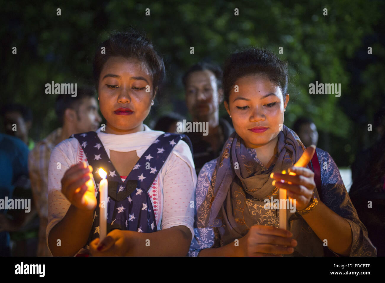 Dhaka, Bangladesch. 8 Aug, 2018. Die indigene Bevölkerung von Bangladesch begehen den Internationalen Tag der indigenen Völker durch die Beleuchtung tausend Kerzen am zentralen Shahid Minar in Dhaka. Credit: Zakir Hossain Chowdhury/ZUMA Draht/Alamy leben Nachrichten Stockfoto