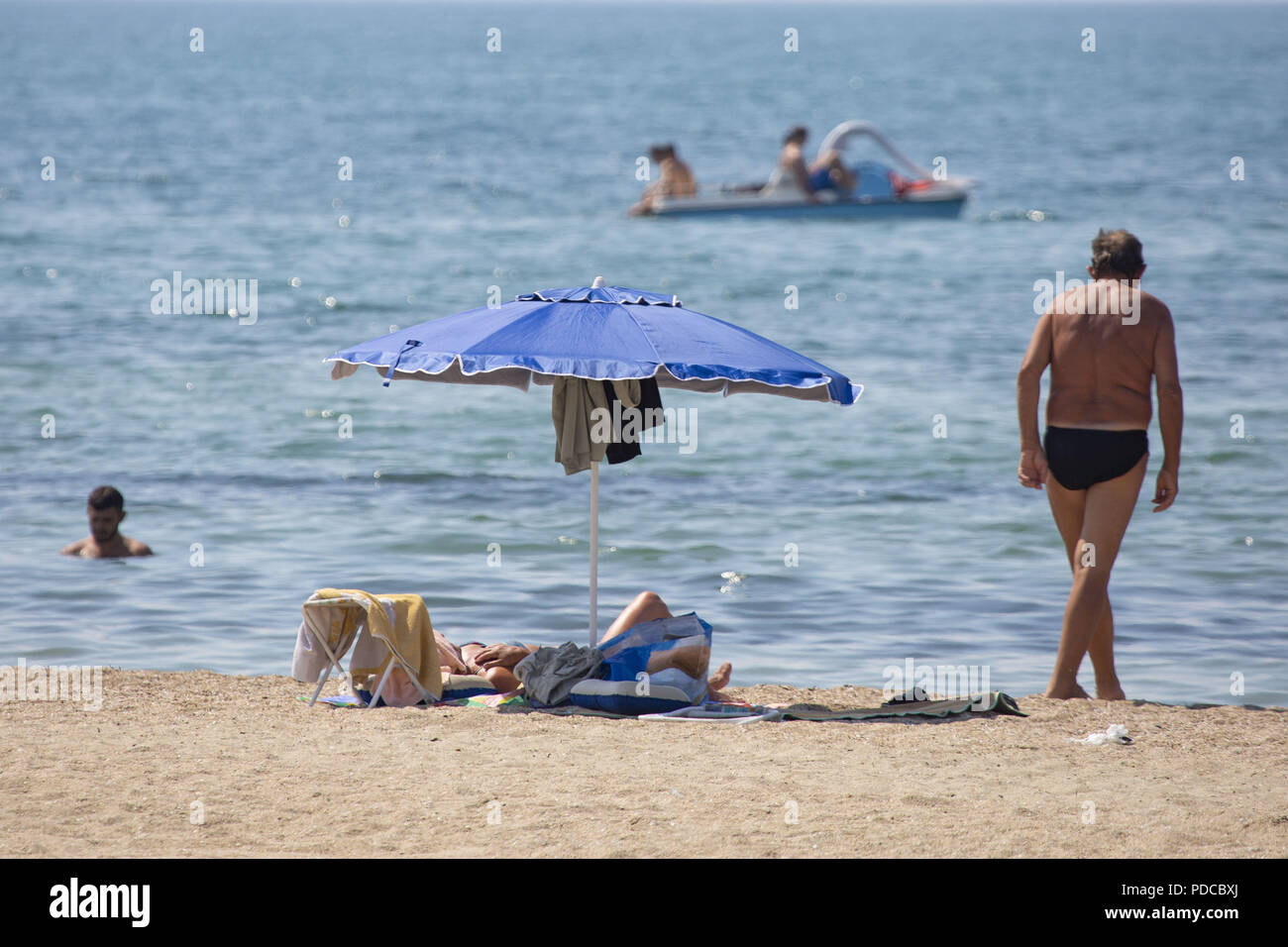 Perea Thessaloniki Griechenland 7 Aug 18 Ein Alterer Mann Wird Gesehen Zu Fuss Am Strand Das