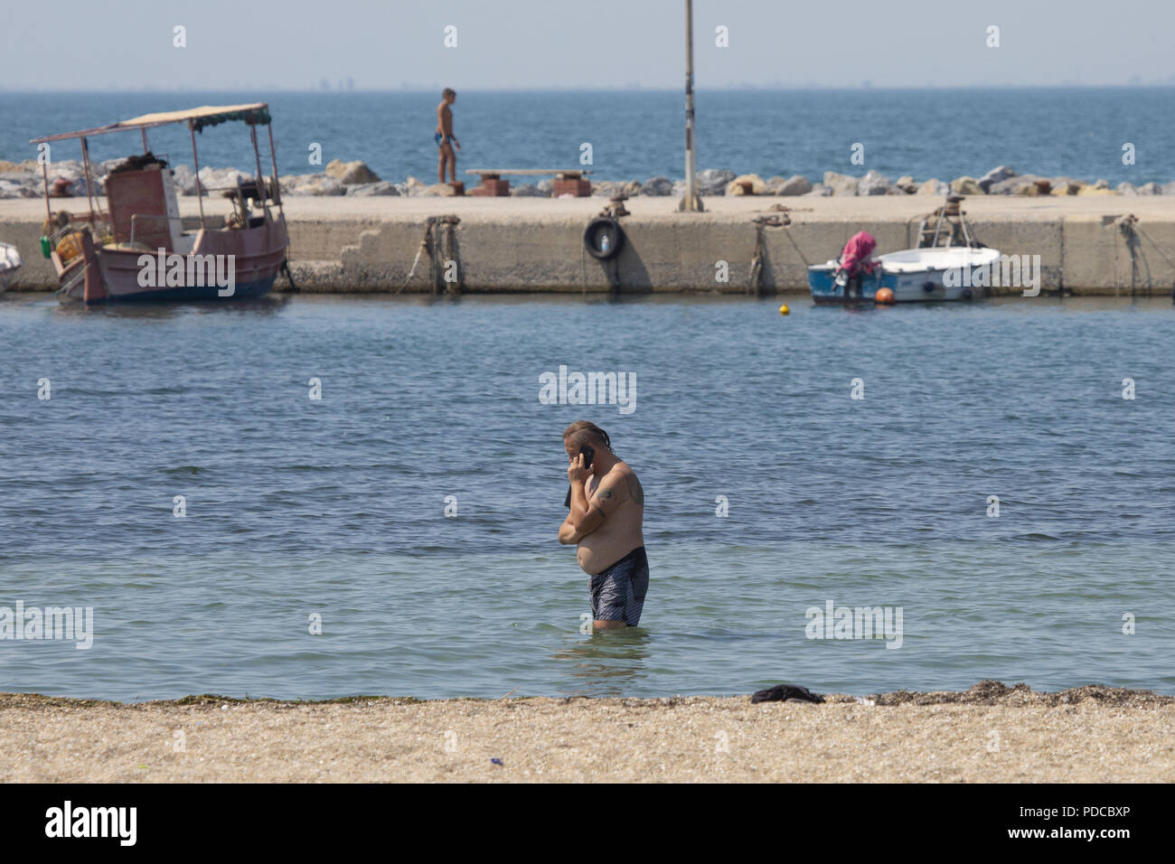 Perea Thessaloniki Griechenland 7 Aug 18 Ein Mann Wird Gesehen Um Den Strand Zu Wasser Das
