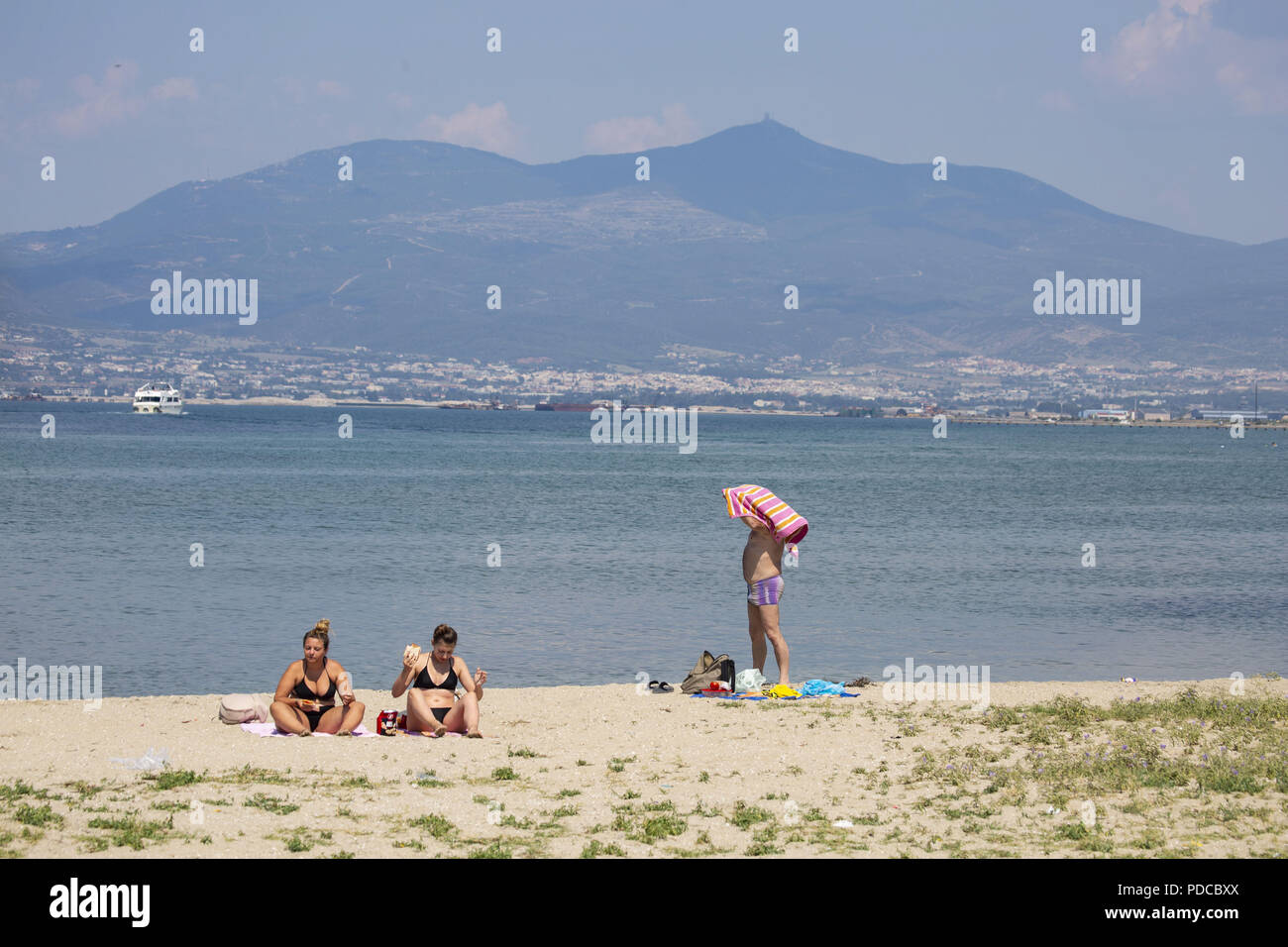 Perea Thessaloniki Griechenland 7 Aug 18 Zwei Frauen Werden Gesehen In Den Sand Am Strand Sitzen