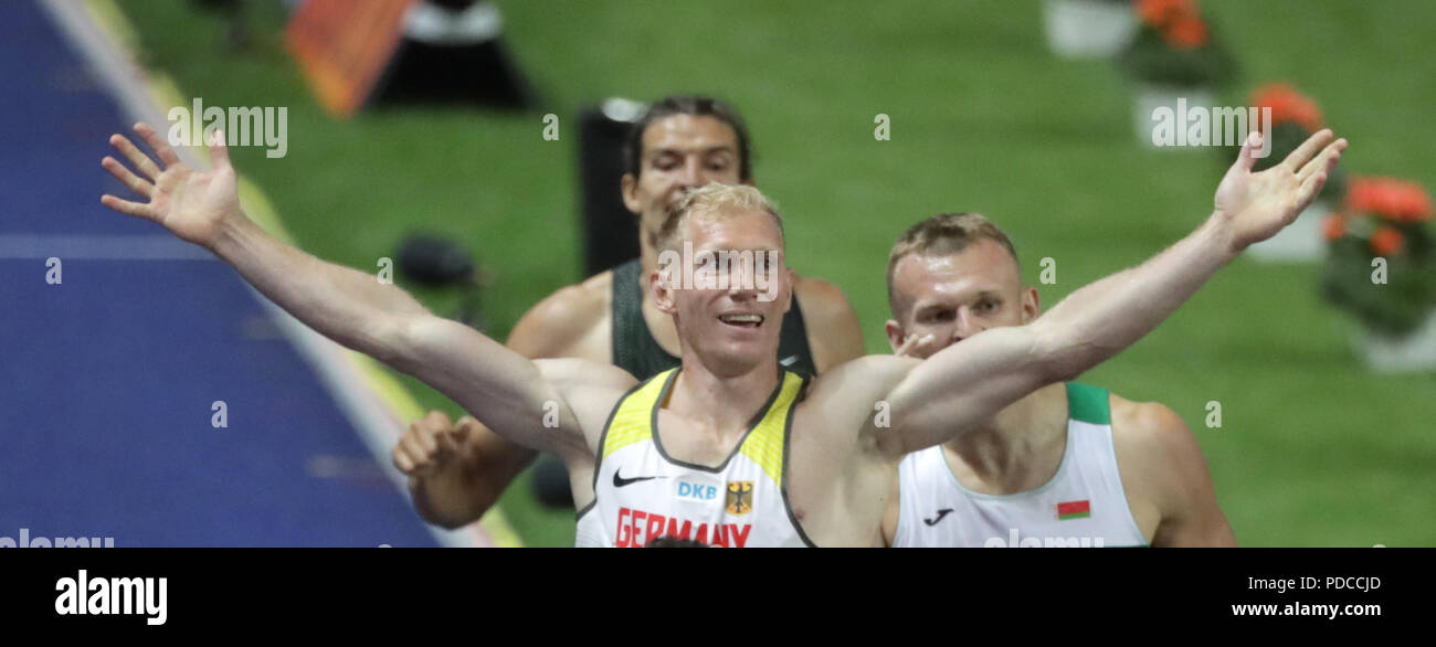 Berlin, Deutschland. 08 Aug, 2018. Athletik, Europameisterschaften im Olympischen Stadion: Decathlon, 1500 m, Männer, Arthur Abele aus Deutschland feiert die Goldmedaille. Credit: Kay Nietfeld/dpa/Alamy leben Nachrichten Stockfoto