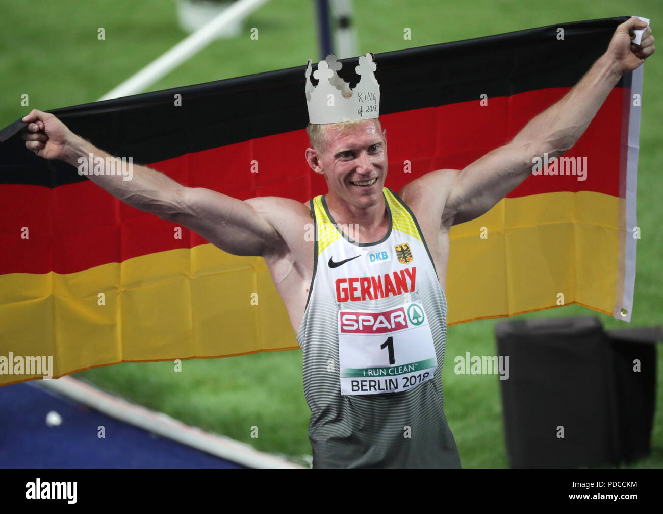 Berlin, Deutschland. 08 Aug, 2018. Athletik, Europameisterschaften im Olympischen Stadion: Decathlon, 1500 m, Männer, Arthur Abele aus Deutschland feiert die Goldmedaille. Credit: Kay Nietfeld/dpa/Alamy leben Nachrichten Stockfoto