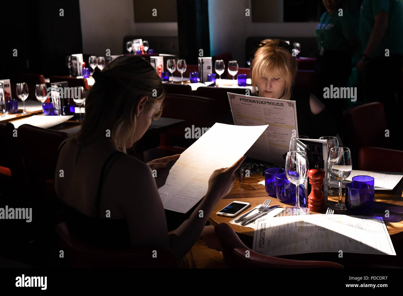 London, Großbritannien. 8. August 2018. Ein host Prominente und Gäste nehmen an der Macmillan - Charity Gala Sommerfest mit Sonderteil Gäste von Louise La Louvière und Alex Anstey bei Pizza Express Dean Street am 8. August 2018, London, UK. Bild Capital/Alamy leben Nachrichten Stockfoto