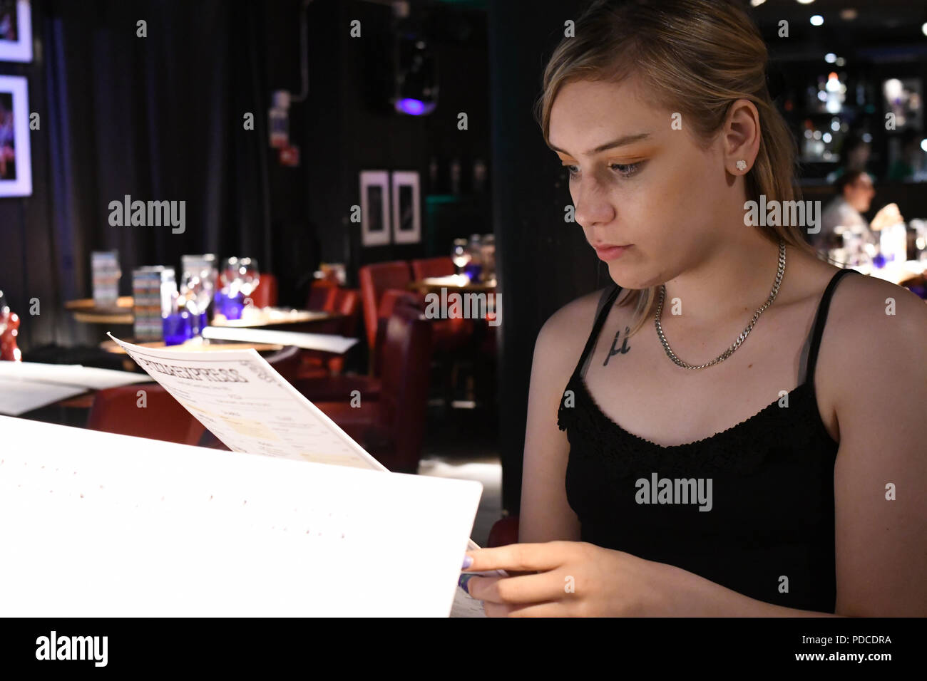 London, Großbritannien. 8. August 2018. Ein host Prominente und Gäste nehmen an der Macmillan - Charity Gala Sommerfest mit Sonderteil Gäste von Louise La Louvière und Alex Anstey bei Pizza Express Dean Street am 8. August 2018, London, UK. Bild Capital/Alamy leben Nachrichten Stockfoto