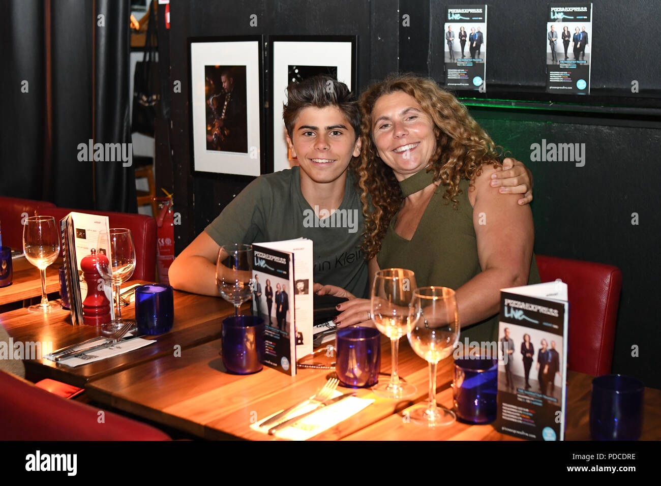 London, Großbritannien. 8. August 2018. Ein host Prominente und Gäste nehmen an der Macmillan - Charity Gala Sommerfest mit Sonderteil Gäste von Louise La Louvière und Alex Anstey bei Pizza Express Dean Street am 8. August 2018, London, UK. Bild Capital/Alamy leben Nachrichten Stockfoto