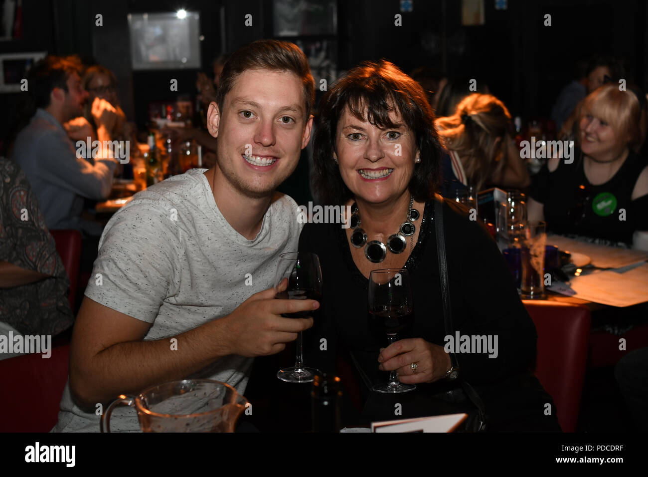 London, Großbritannien. 8. August 2018. Ein host Prominente und Gäste nehmen an der Macmillan - Charity Gala Sommerfest mit Sonderteil Gäste von Louise La Louvière und Alex Anstey bei Pizza Express Dean Street am 8. August 2018, London, UK. Bild Capital/Alamy leben Nachrichten Stockfoto