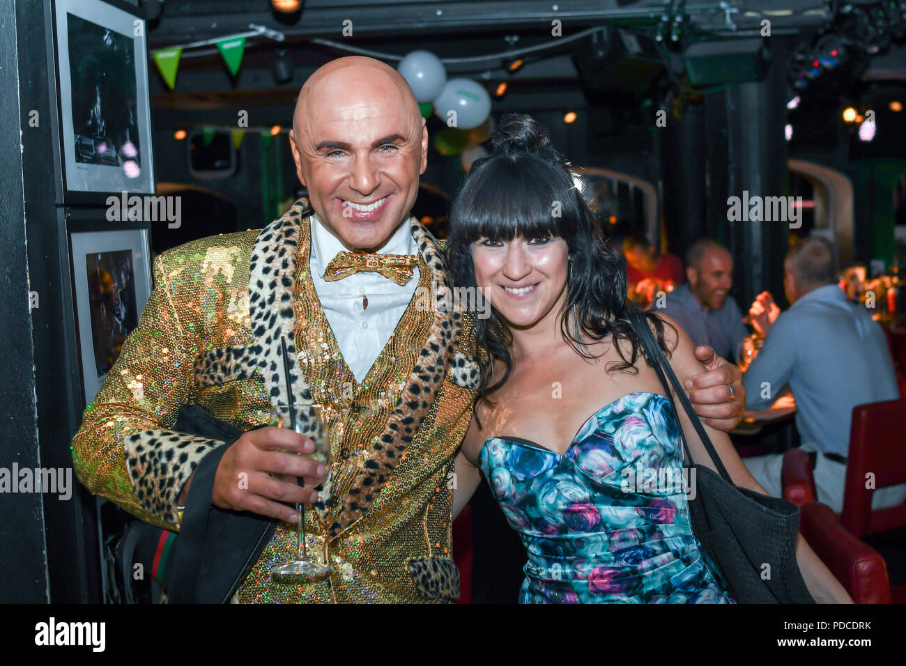 London, Großbritannien. 8. August 2018. Louise La Louvière und Simon Goss von SHOWBIZ ist ein Sänger bei der Macmillan - Charity Gala Sommerfest bei Pizza Express Dean Street am 8. August 2018, London, UK. Bild Capital/Alamy leben Nachrichten Stockfoto