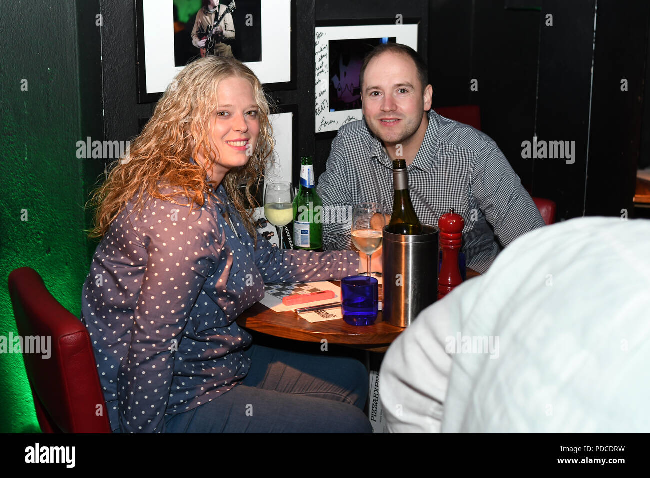 London, Großbritannien. 8. August 2018. Ein host Prominente und Gäste nehmen an der Macmillan - Charity Gala Sommerfest mit Sonderteil Gäste von Louise La Louvière und Alex Anstey bei Pizza Express Dean Street am 8. August 2018, London, UK. Bild Capital/Alamy leben Nachrichten Stockfoto