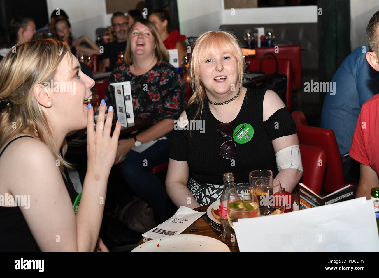 London, Großbritannien. 8. August 2018. Ein host Prominente und Gäste nehmen an der Macmillan - Charity Gala Sommerfest mit Sonderteil Gäste von Louise La Louvière und Alex Anstey bei Pizza Express Dean Street am 8. August 2018, London, UK. Bild Capital/Alamy leben Nachrichten Stockfoto