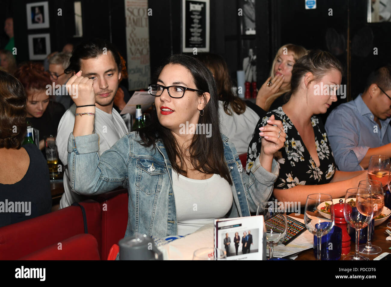 London, Großbritannien. 8. August 2018. Ein host Prominente und Gäste nehmen an der Macmillan - Charity Gala Sommerfest mit Sonderteil Gäste von Louise La Louvière und Alex Anstey bei Pizza Express Dean Street am 8. August 2018, London, UK. Bild Capital/Alamy leben Nachrichten Stockfoto