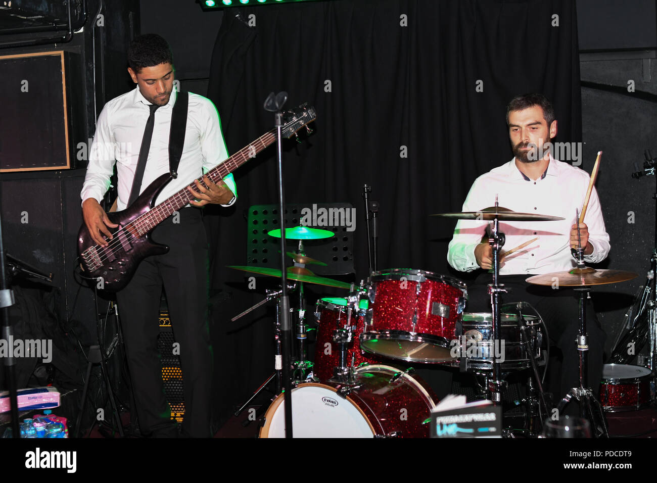 London, Großbritannien. 8. August 2018. Louise La Louvière und ihre Band an der Macmillan durchführen - Charity Gala Sommerfest bei Pizza Express Dean Street am 8. August 2018, London, UK. Bild Capital/Alamy leben Nachrichten Stockfoto