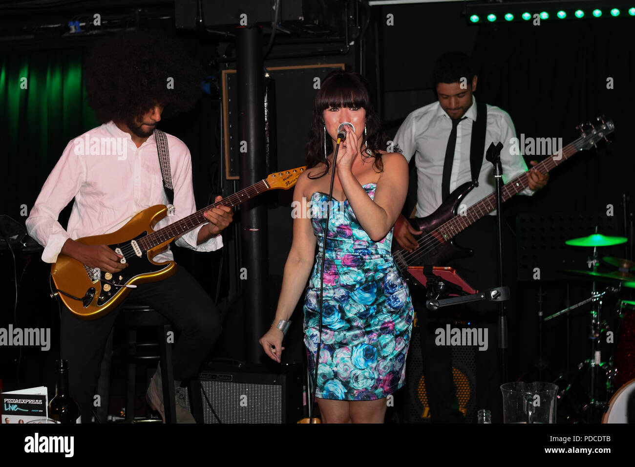 London, Großbritannien. 8. August 2018. Louise La Louvière und ihre Band an der Macmillan durchführen - Charity Gala Sommerfest bei Pizza Express Dean Street am 8. August 2018, London, UK. Bild Capital/Alamy leben Nachrichten Stockfoto