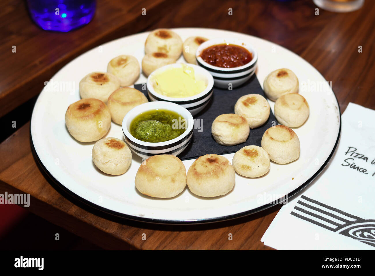 London, Großbritannien. 8. August 2018. Ein host Prominente und Gäste nehmen an der Macmillan - Charity Gala Sommerfest mit Sonderteil Gäste von Louise La Louvière und Alex Anstey bei Pizza Express Dean Street am 8. August 2018, London, UK. Bild Capital/Alamy leben Nachrichten Stockfoto
