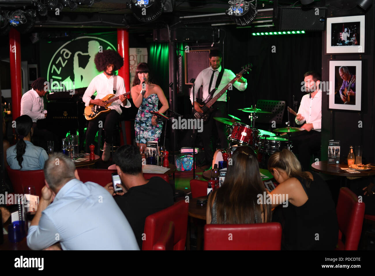 London, Großbritannien. 8. August 2018. Louise La Louvière und ihre Band an der Macmillan durchführen - Charity Gala Sommerfest bei Pizza Express Dean Street am 8. August 2018, London, UK. Bild Capital/Alamy leben Nachrichten Stockfoto