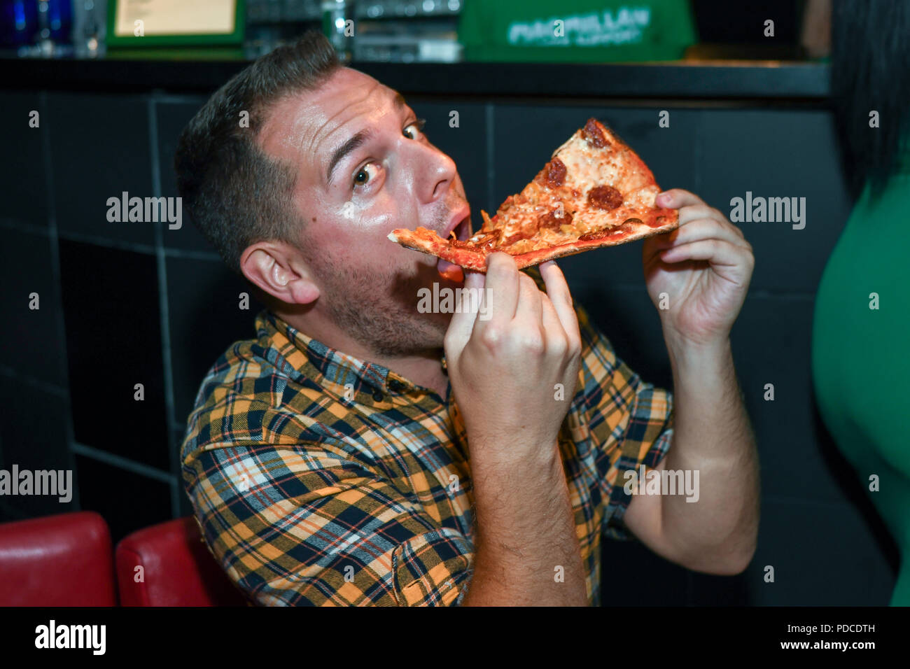 London, Großbritannien. 8. August 2018. Ein host Prominente und Gäste nehmen an der Macmillan - Charity Gala Sommerfest mit Sonderteil Gäste von Louise La Louvière und Alex Anstey bei Pizza Express Dean Street am 8. August 2018, London, UK. Bild Capital/Alamy leben Nachrichten Stockfoto