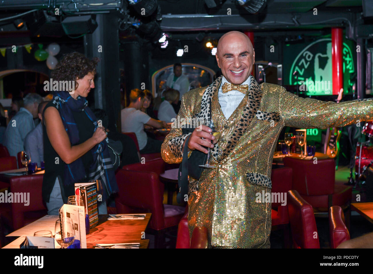 London, Großbritannien. 8. August 2018. Simon Goss host Der Macmillan - Charity Gala Sommerfest bei Pizza Express Dean Street am 8. August 2018, London, UK. Bild Capital/Alamy leben Nachrichten Stockfoto