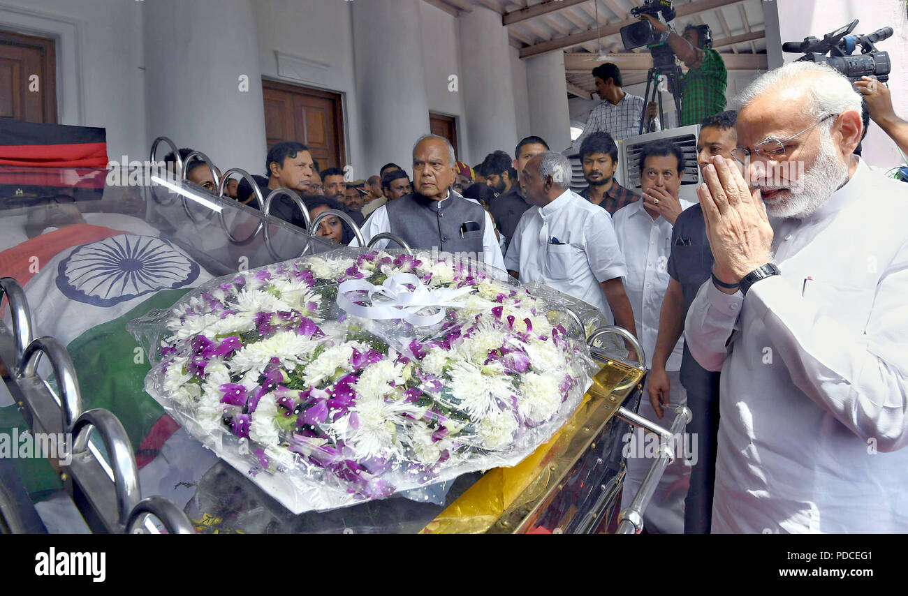 Chennai. 9 Aug, 2018. Indische Ministerpräsident Narendra Modi (1. R) nimmt Teil an der Beerdigung von Muthuvel Karunanidhi, einer der Senior die meisten Indiens Politiker und fünf Zeit Chief Minister im südlichen Bundesstaat Tamil Nadu, Indien, in Chennai, 8, am 12.08.2018. Karunanidhi entfernt in der Hauptstadt Chennai am Dienstag verabschiedet. Er war 94. Quelle: Xinhua/Alamy leben Nachrichten Stockfoto