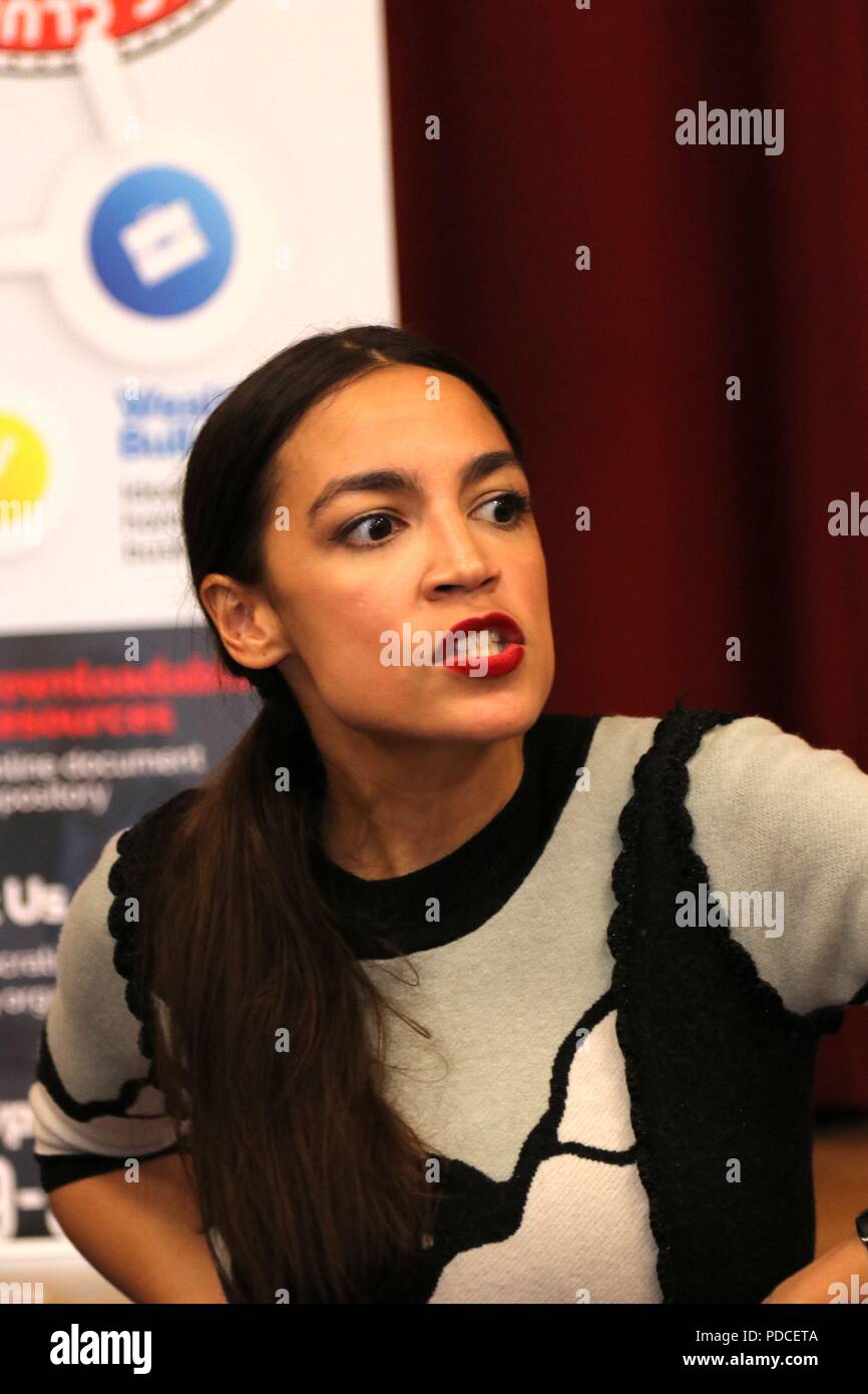 New York City, New York, USA. 8 Aug, 2018. Demokratische primär Sieger Alexandria Ocasio-Cortez, die progressiven Liebling der amerikanischen Politik, nimmt Fragen von Wählern in die parkchester Abschnitt der Bronx, New York am 8. August 2018. Ocassio-Cortez hörte und die Bedenken der Wähler in der NY-14 Kongreßbezirk, den Sitz, dass Sie sie hofft, in den US-Kongress zu vertreten. Credit: G. Ronald Lopez/ZUMA Draht/Alamy leben Nachrichten Stockfoto